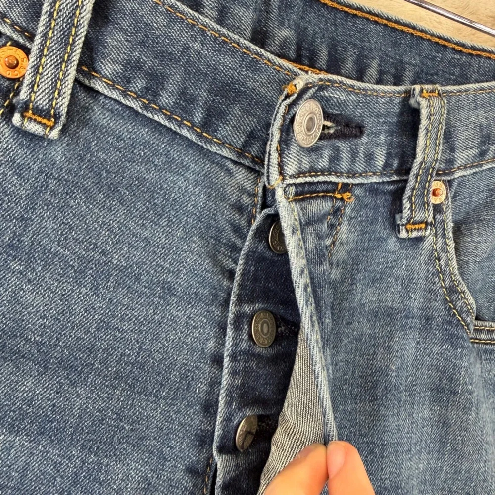 Levis 501 Original Fit Jeans Mens 30x32 Medium Wash Blue Button Fly Straight Leg